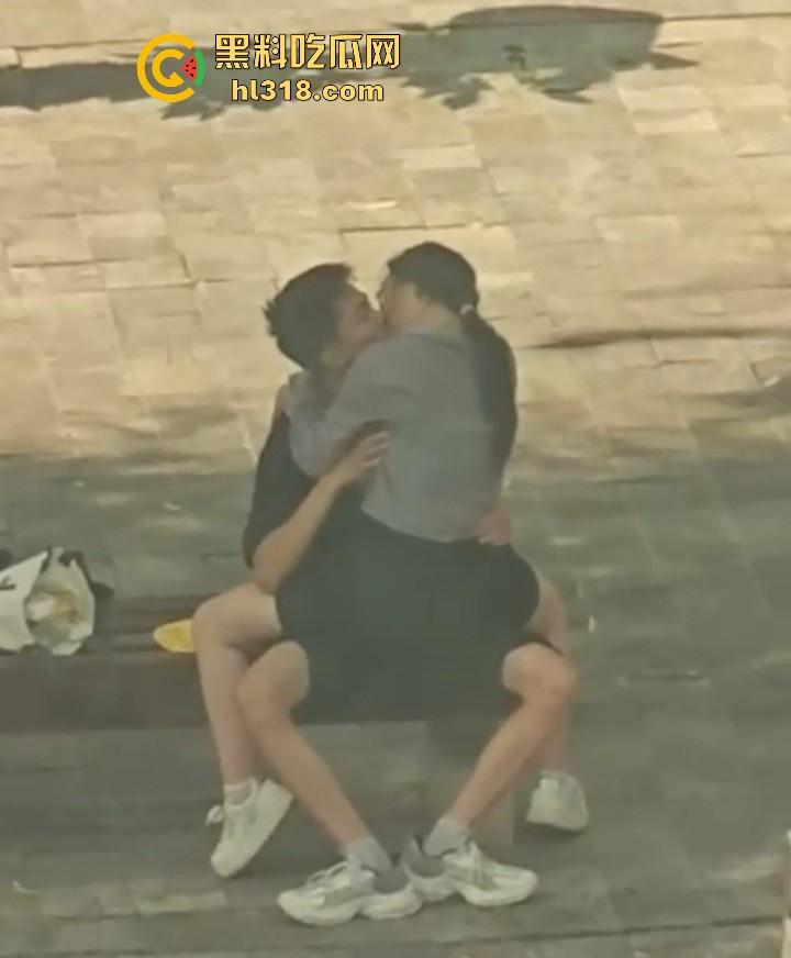 小情侣在长椅上亲密被偷拍,眼镜骚女自动骑乘,男的又是揉胸,又是抠逼的,没钱开房吗?-7