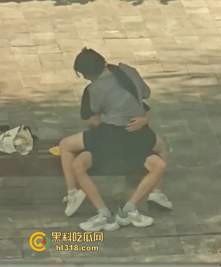 小情侣在长椅上亲密被偷拍,眼镜骚女自动骑乘,男的又是揉胸,又是抠逼的,没钱开房吗?-8