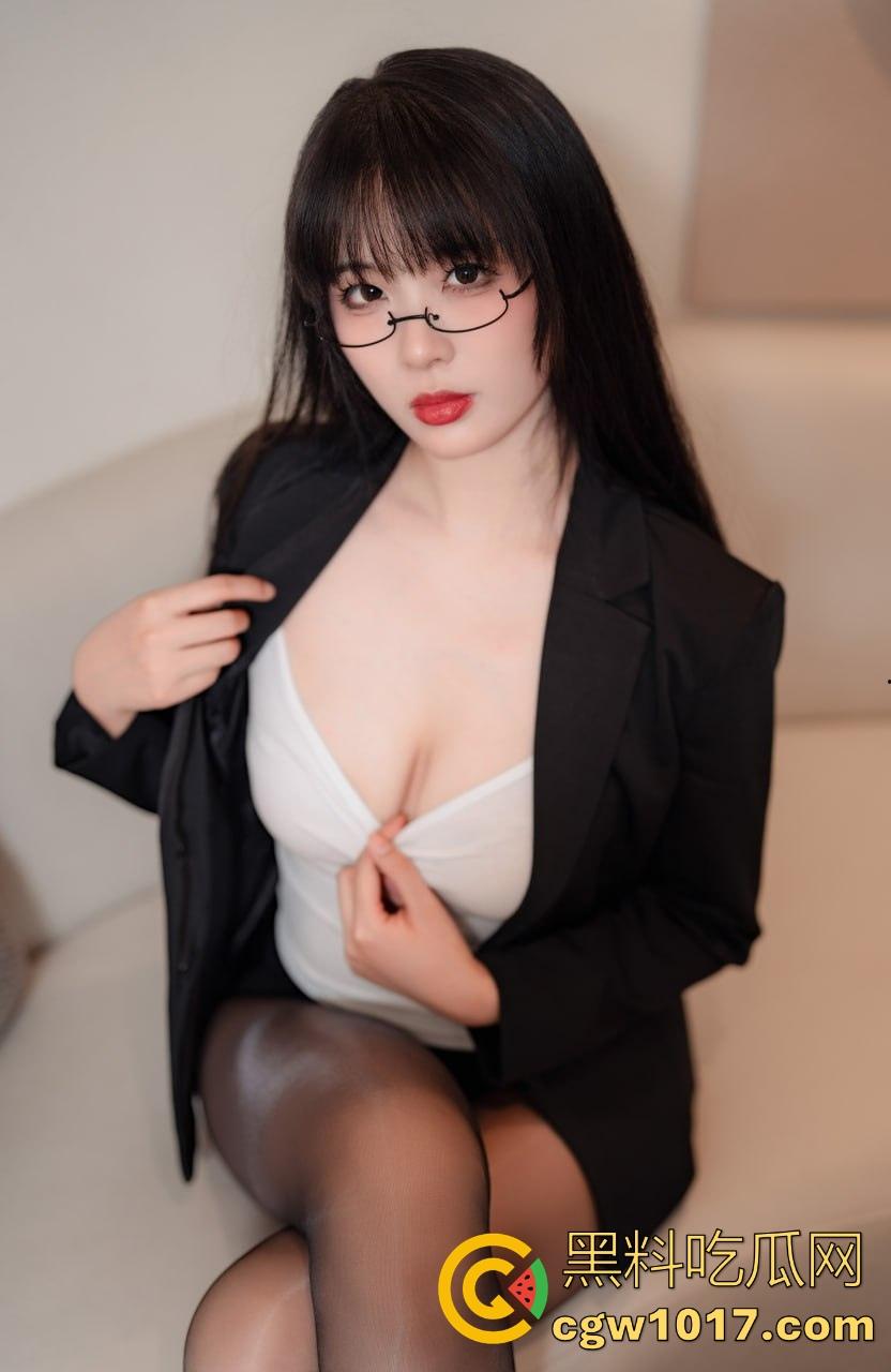 天寒地冻,大雪纷飞脱光户外开操引擎盖?冰雪热欲碰撞,性压抑爆棚狠人狂怼引擎盖,只能说是狠人!-1