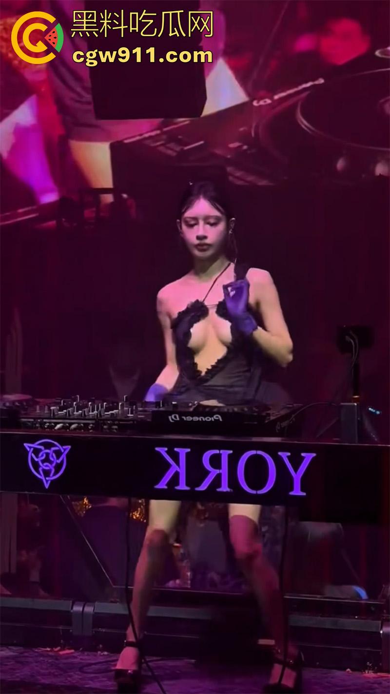 体验富人的夜生活合集，夜店酒吧点美女互动，玩开心后再带到酒店，换上诱人情趣尽情纵欲，这生活太让人羡慕了！-9