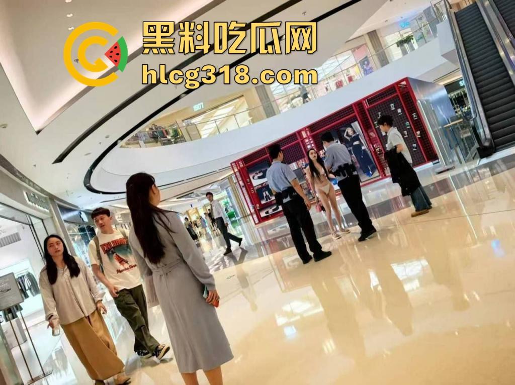 成都万象城丁字裤小仙女又杀回来了!主人最新任务 雨中撑伞漫步大秀长腿 还是熟悉的丁字裤战袍!-1