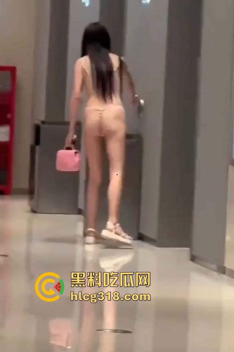 成都万象城丁字裤小仙女又杀回来了!主人最新任务 雨中撑伞漫步大秀长腿 还是熟悉的丁字裤战袍!-8