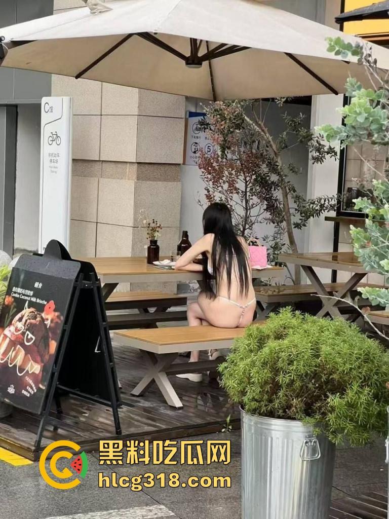 成都万象城丁字裤小仙女又杀回来了!主人最新任务 雨中撑伞漫步大秀长腿 还是熟悉的丁字裤战袍!-9