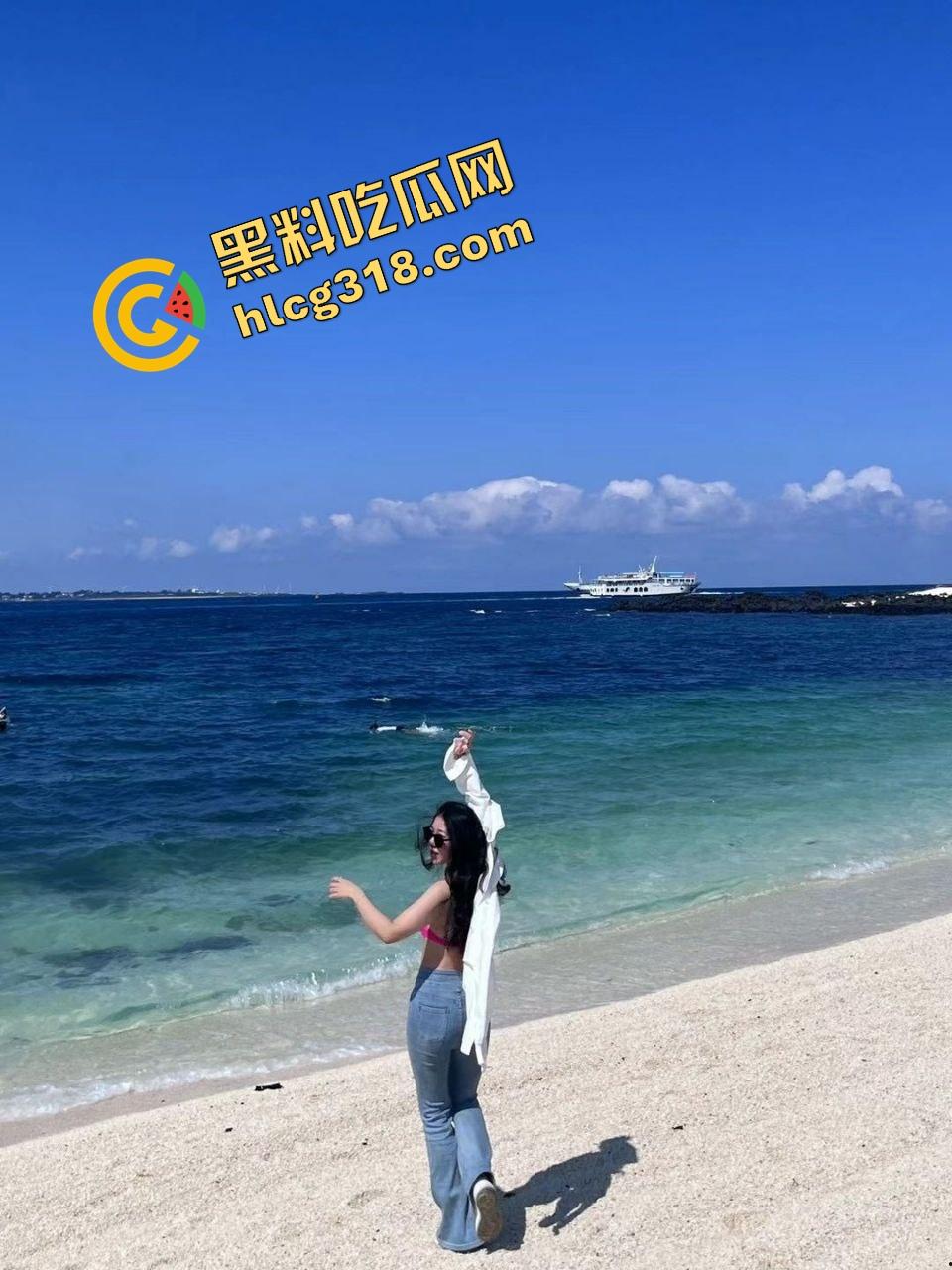 富家千金变下贱母狗,情趣女仆装一上身,只会舔鸡巴钻桌底衣服越少,穿着丝袜舔地板还抢着叫爹!-2