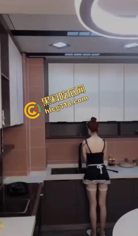 富家千金变下贱母狗,情趣女仆装一上身,只会舔鸡巴钻桌底衣服越少,穿着丝袜舔地板还抢着叫爹!-3