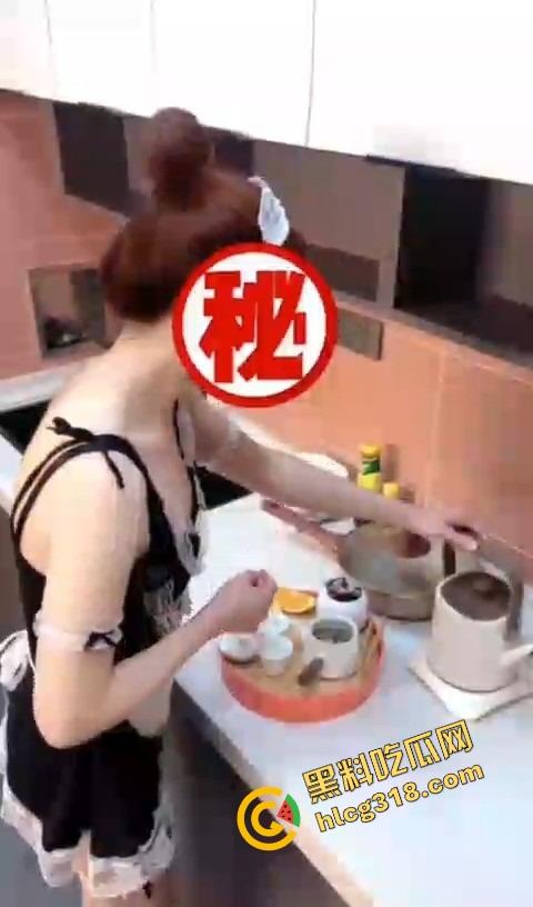 富家千金变下贱母狗,情趣女仆装一上身,只会舔鸡巴钻桌底衣服越少,穿着丝袜舔地板还抢着叫爹!-4