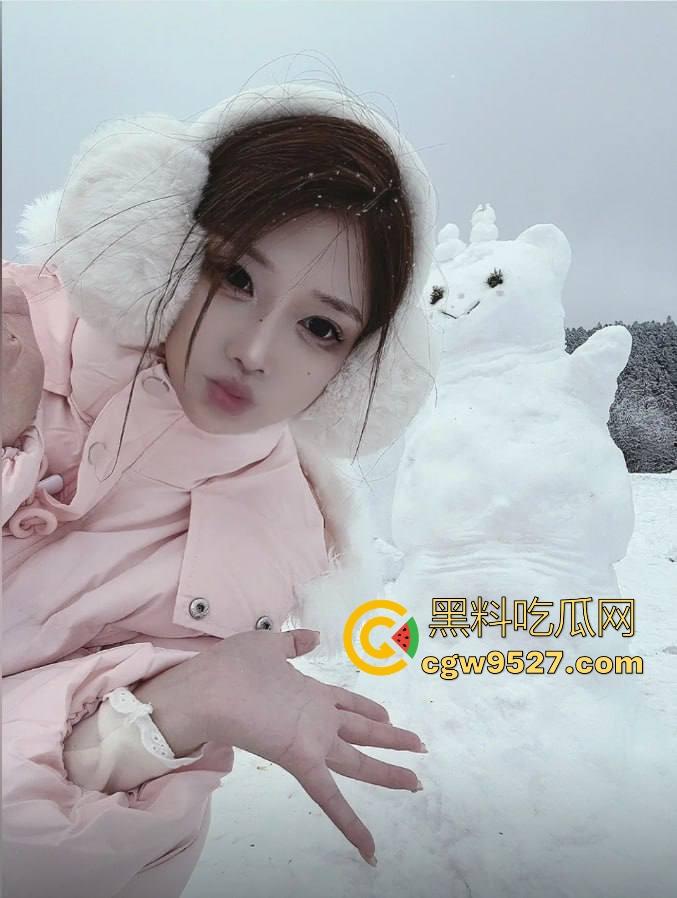 杭州某小区深夜窗前上演火辣性爱大戏,极品身材扶墙后入,各种动作变换不断,靡剪影在灯光下若隐若现!-2