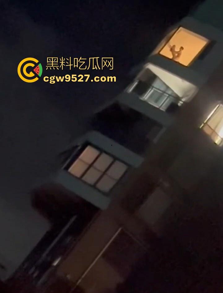杭州某小区深夜窗前上演火辣性爱大戏,极品身材扶墙后入,各种动作变换不断,靡剪影在灯光下若隐若现!-5