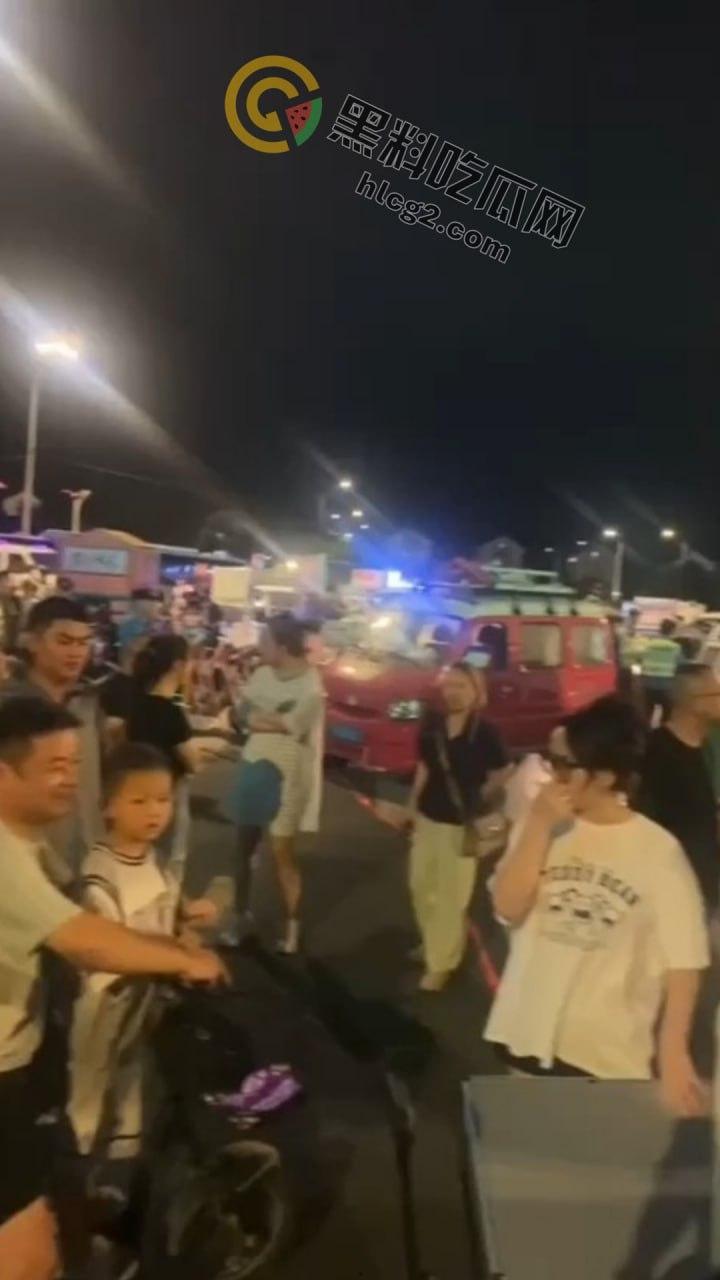 南京“鬼市”风波!城管出动遭摊贩围攻,居民喊话整顿占道经营-3