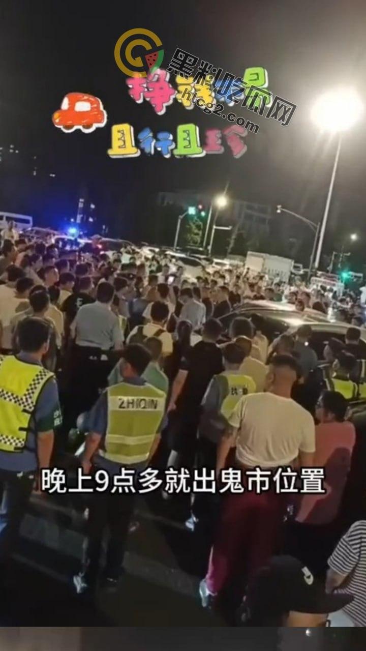 南京“鬼市”风波!城管出动遭摊贩围攻,居民喊话整顿占道经营-5