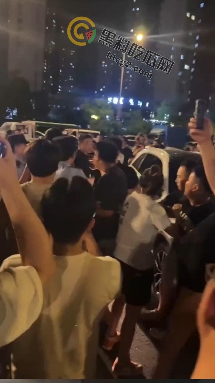 南京“鬼市”风波!城管出动遭摊贩围攻,居民喊话整顿占道经营-6