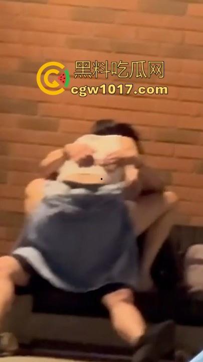 高颜值情侣深夜路边长椅做爱!女方毛巾遮挡跨坐骑乘,丝毫不在意他人眼光,面对偷拍继续摆动取精!-3