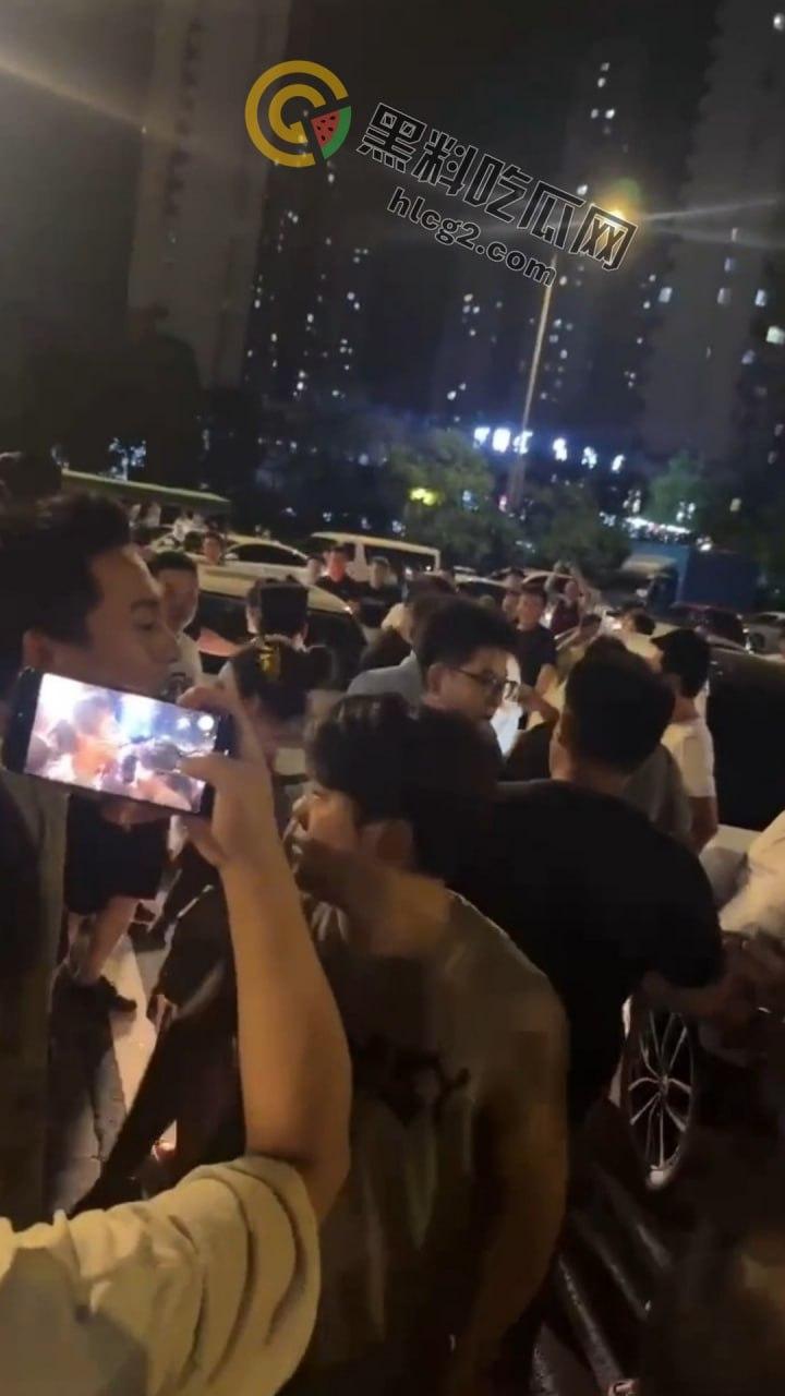 南京“鬼市”风波!城管出动遭摊贩围攻,居民喊话整顿占道经营-7