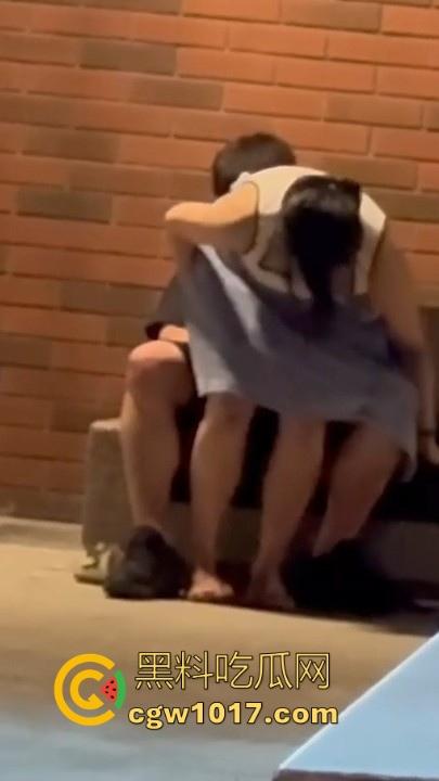 高颜值情侣深夜路边长椅做爱!女方毛巾遮挡跨坐骑乘,丝毫不在意他人眼光,面对偷拍继续摆动取精!-4