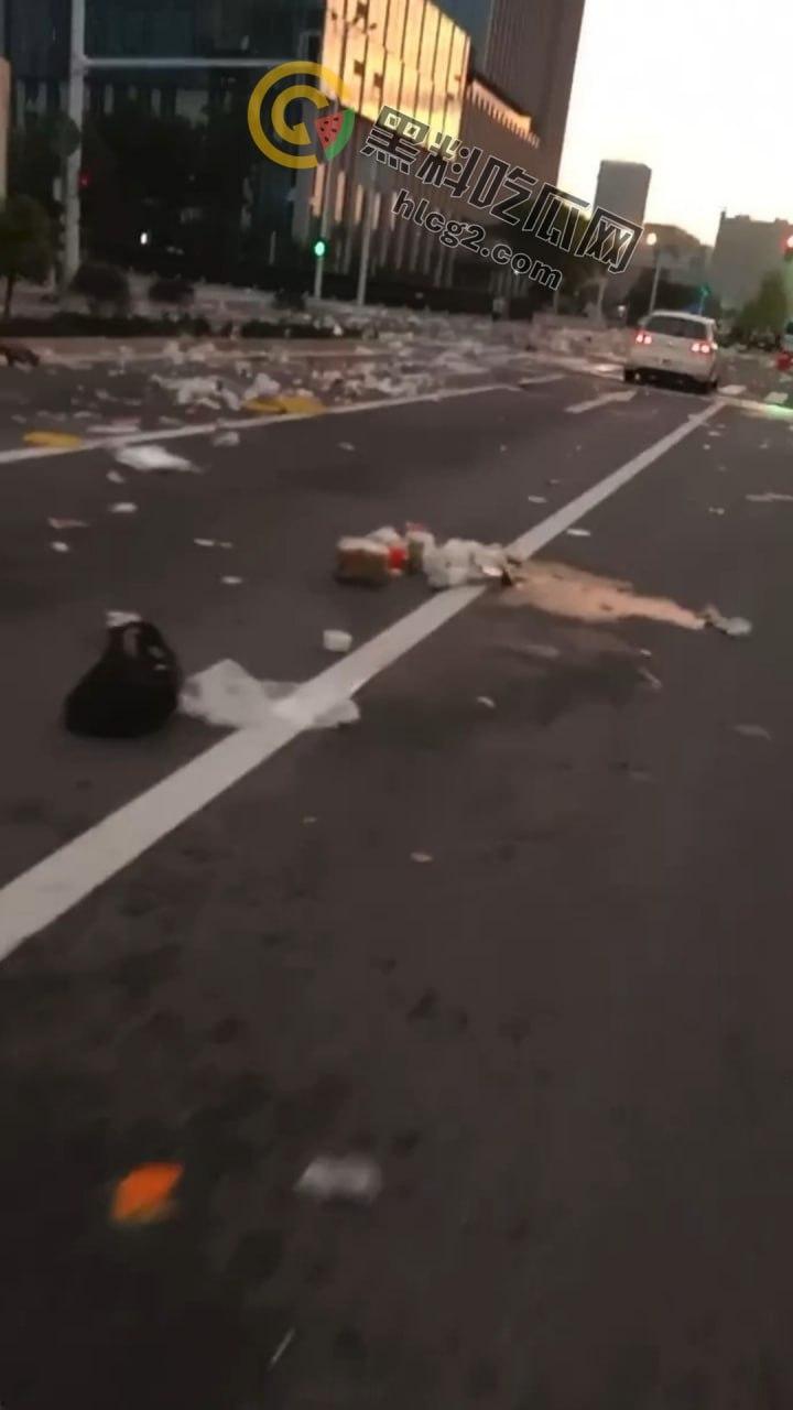 南京“鬼市”风波!城管出动遭摊贩围攻,居民喊话整顿占道经营-8