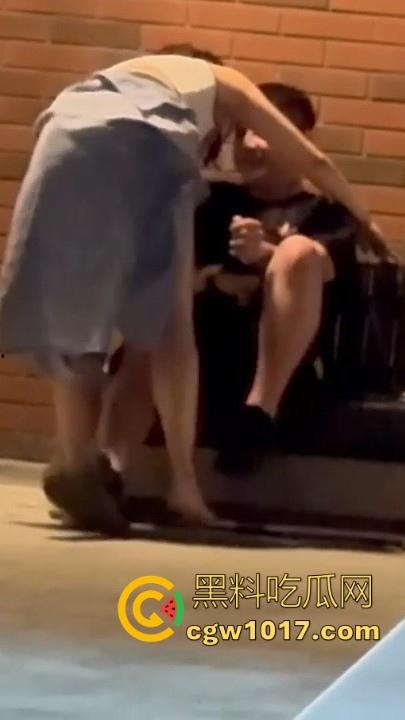 高颜值情侣深夜路边长椅做爱!女方毛巾遮挡跨坐骑乘,丝毫不在意他人眼光,面对偷拍继续摆动取精!-5