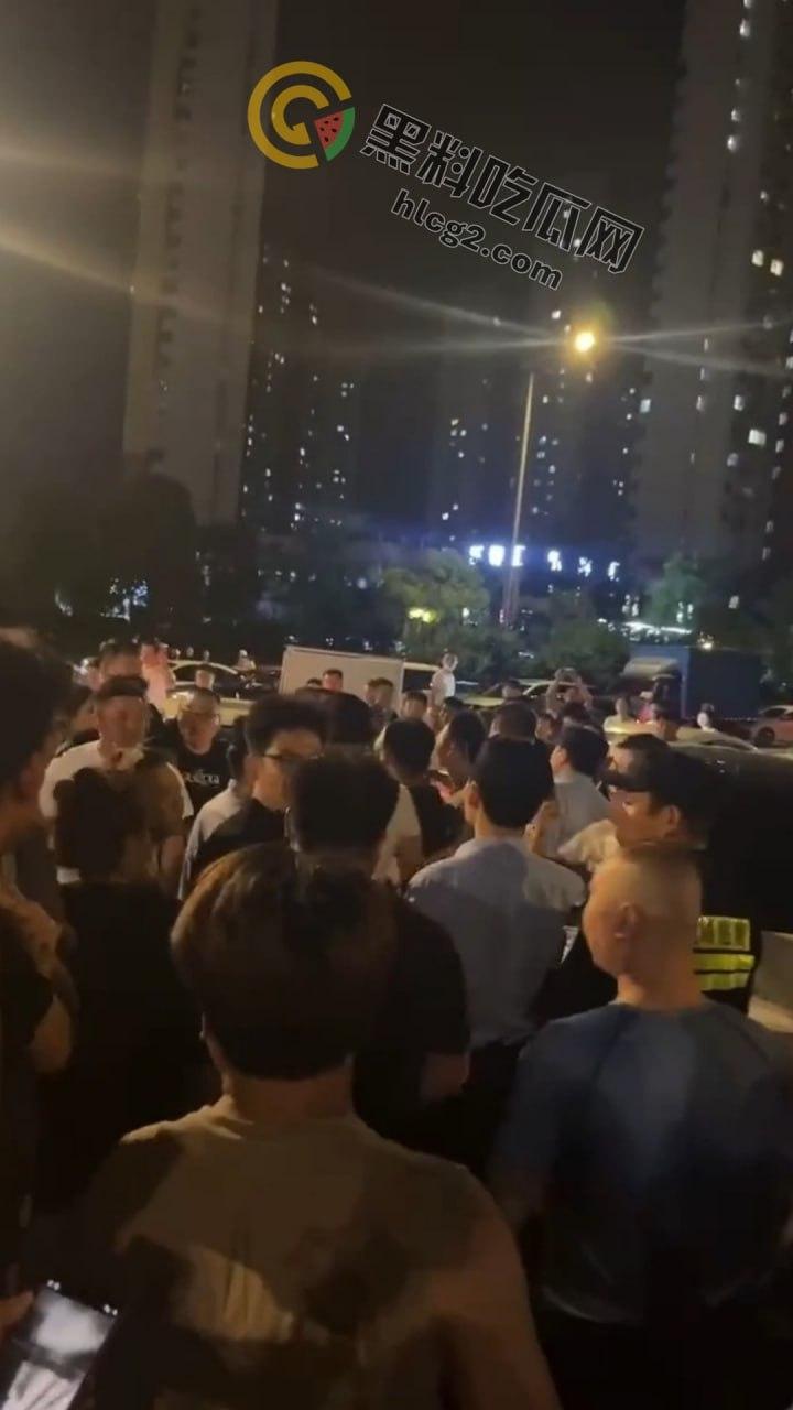 南京“鬼市”风波!城管出动遭摊贩围攻,居民喊话整顿占道经营-11