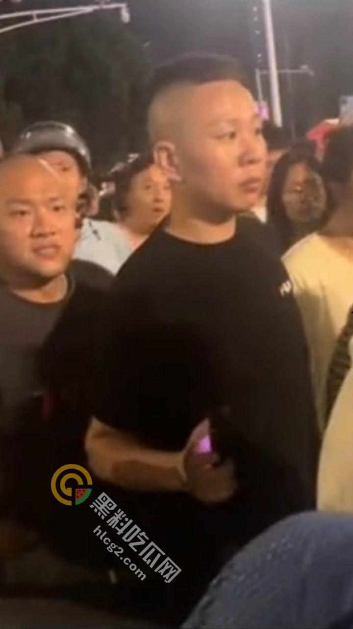 南京“鬼市”风波!城管出动遭摊贩围攻,居民喊话整顿占道经营-12