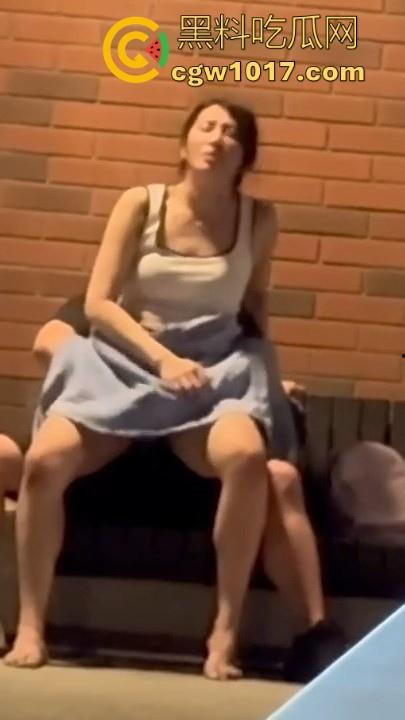高颜值情侣深夜路边长椅做爱!女方毛巾遮挡跨坐骑乘,丝毫不在意他人眼光,面对偷拍继续摆动取精!-8