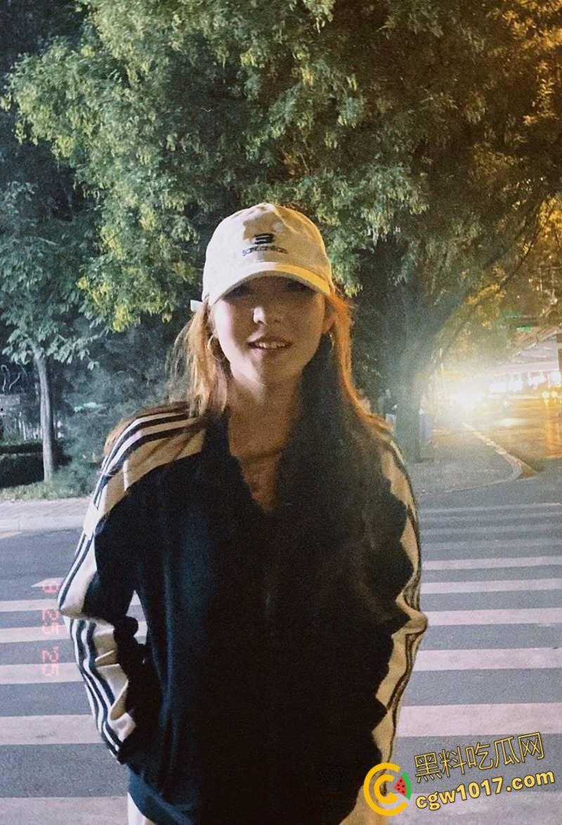 河北科技职院【李圣依】,发私拍为男友撸管助兴,揉捏大奶秀剃毛小穴,插肛塞自慰淫水音撩耳!-3