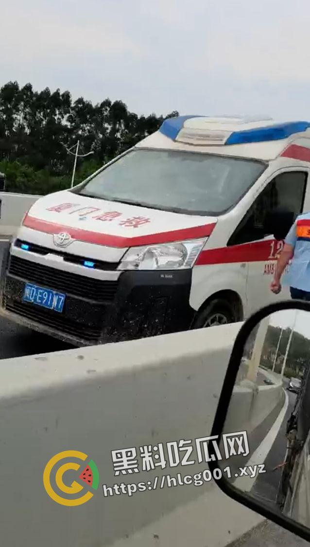 厦门同安大道杜卡迪飙车撞到柱子  人直接散架 柱子都染红了 当场盖布吃席 现场血腥画面流出-6