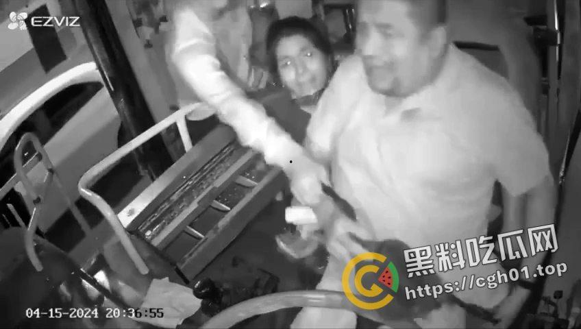 厄瓜多尔公交车司机遭抢劫爆头 血如泉涌喷出来 这点钱值得下手这么狠吗 现场监控流出 血腥慎入-1