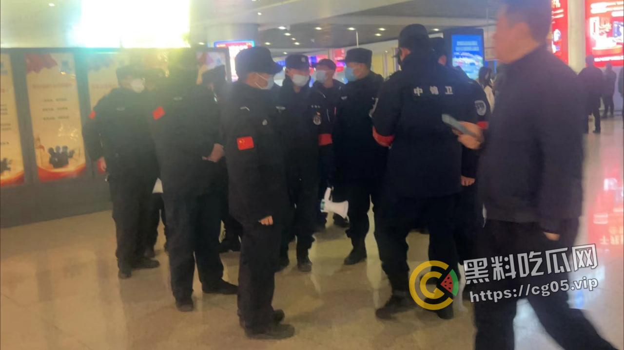 河南村镇银行储蓄事件再升级!上百名储户被囚禁 家属报警警察不出警 老百姓取个钱就这么难吗-8