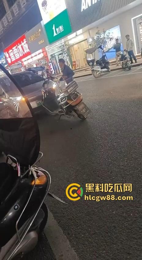 汕头老登骑电动车逆行还理直气壮？不给让行直接上去砸车，爷的社会规则就是这么横！-2