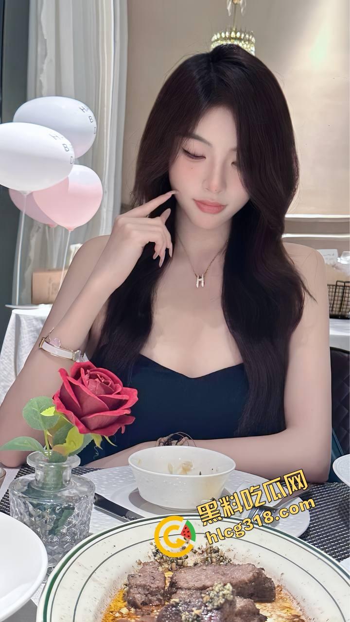 800块摸逼唱歌打炮一条龙,徐州KTV小姐笑嘻嘻进厕所夹着精出来,厕所快餐速战速决真划算!-2