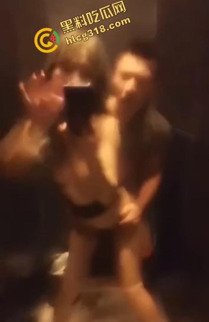 800块摸逼唱歌打炮一条龙,徐州KTV小姐笑嘻嘻进厕所夹着精出来,厕所快餐速战速决真划算!-6