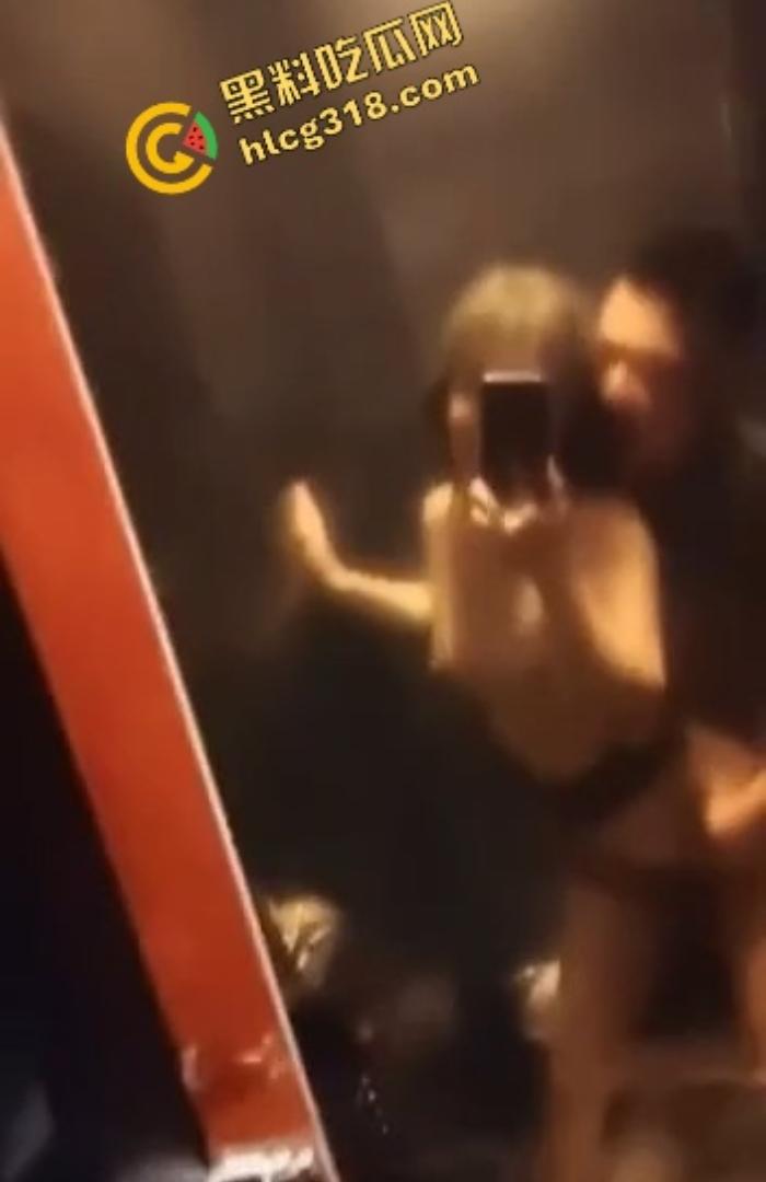 800块摸逼唱歌打炮一条龙,徐州KTV小姐笑嘻嘻进厕所夹着精出来,厕所快餐速战速决真划算!-7