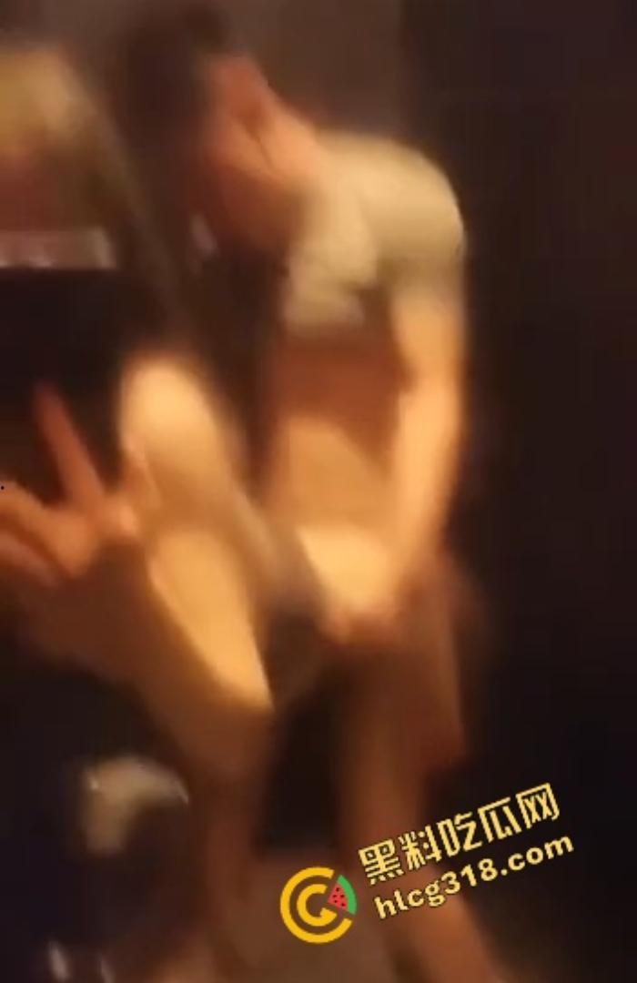 800块摸逼唱歌打炮一条龙,徐州KTV小姐笑嘻嘻进厕所夹着精出来,厕所快餐速战速决真划算!-8