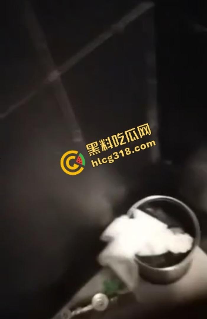 800块摸逼唱歌打炮一条龙,徐州KTV小姐笑嘻嘻进厕所夹着精出来,厕所快餐速战速决真划算!-9