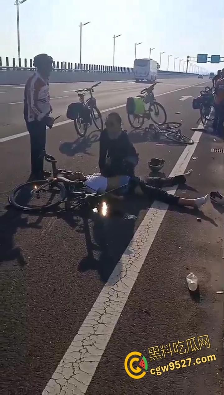 骑行作死实录,俩傻帽高架逆袭大货,人车飞天爆浆,司机溜号变逃逸,裤衩赔穿还敢骑?-6