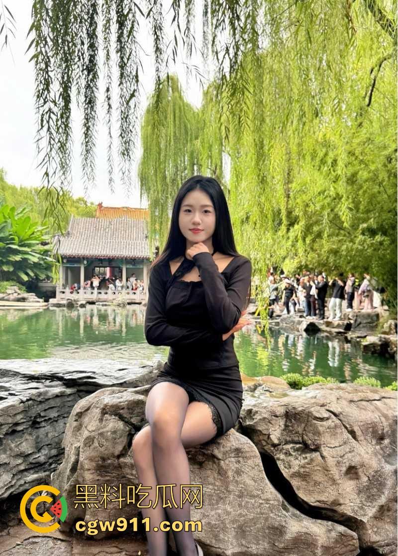 调教饥渴嫂子，咬着大哥已经射满的套，把精液当润滑油用，边操边大声淫叫，这还真不是一般的骚！-1