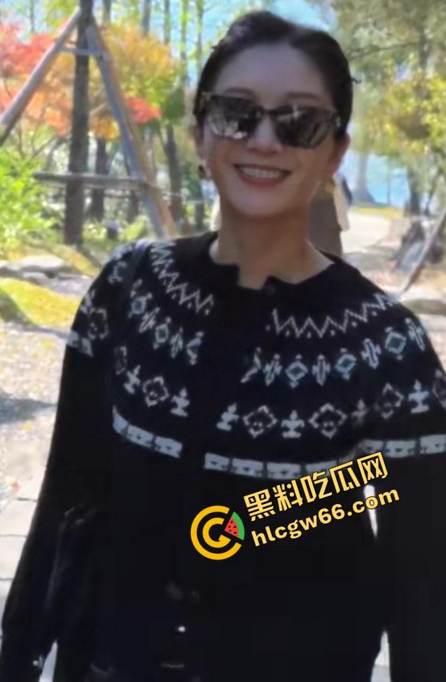 这哥们吃得太好了吧?找了个长得跟江疏影撞脸的美少妇,现场抹油撸管伺候,40来岁还能这么骚!-3