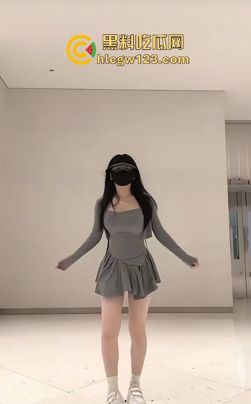 抖音极品网红【小肉怡】被渣男曝光性爱视频 微胖巨乳 眼镜反差 黑穴性瘾母狗主动上位骑乘 诱惑十足!-9