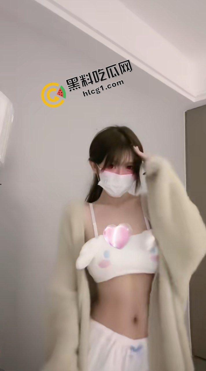 抖音百万粉丝网红『津圆宝』直播不慎走光露奶 断更陪榜一过夜视频流出-3