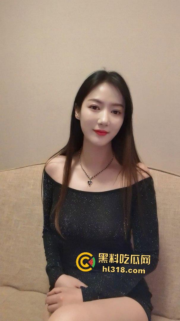 深圳御姐人妻【宝儿】找外遇收了钱还让其帮自己舔逼,一举两得,骑乘姿势不亚于国家骑马运动员!-1