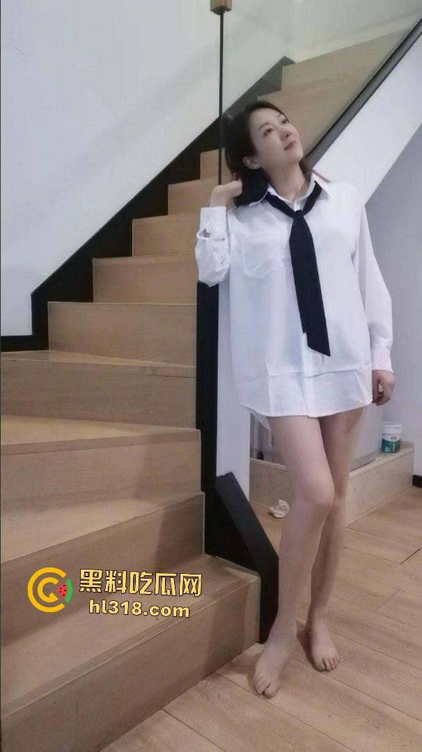 深圳御姐人妻【宝儿】找外遇收了钱还让其帮自己舔逼,一举两得,骑乘姿势不亚于国家骑马运动员!-2