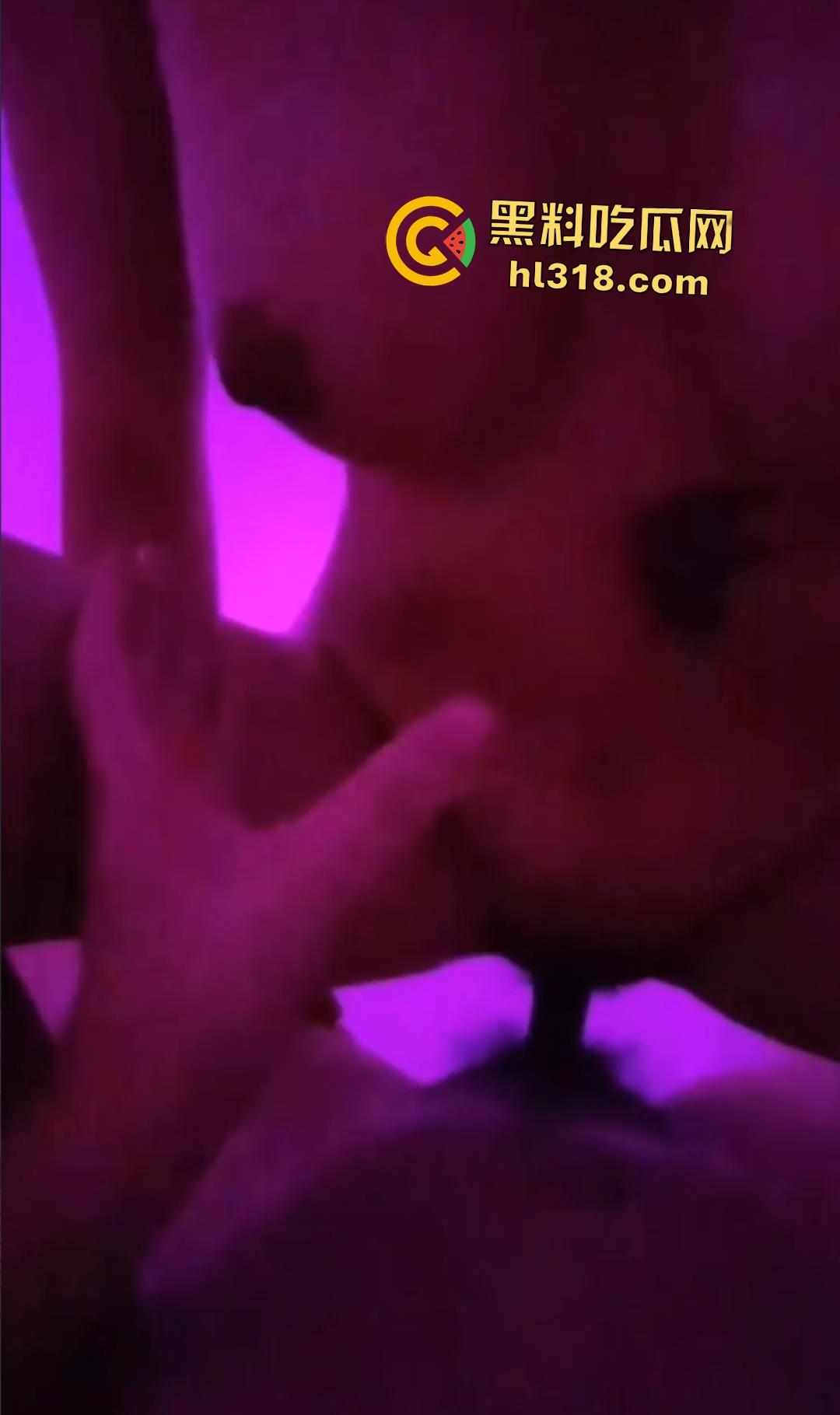 深圳御姐人妻【宝儿】找外遇收了钱还让其帮自己舔逼,一举两得,骑乘姿势不亚于国家骑马运动员!-6