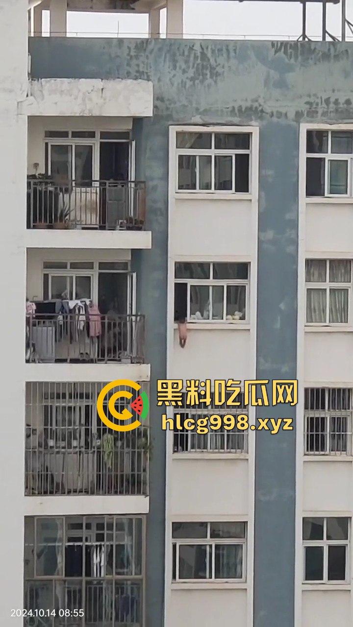 云南熊孩子坠窗命悬一线，吓得围观群众腿软，物业大哥成全场英雄！-5