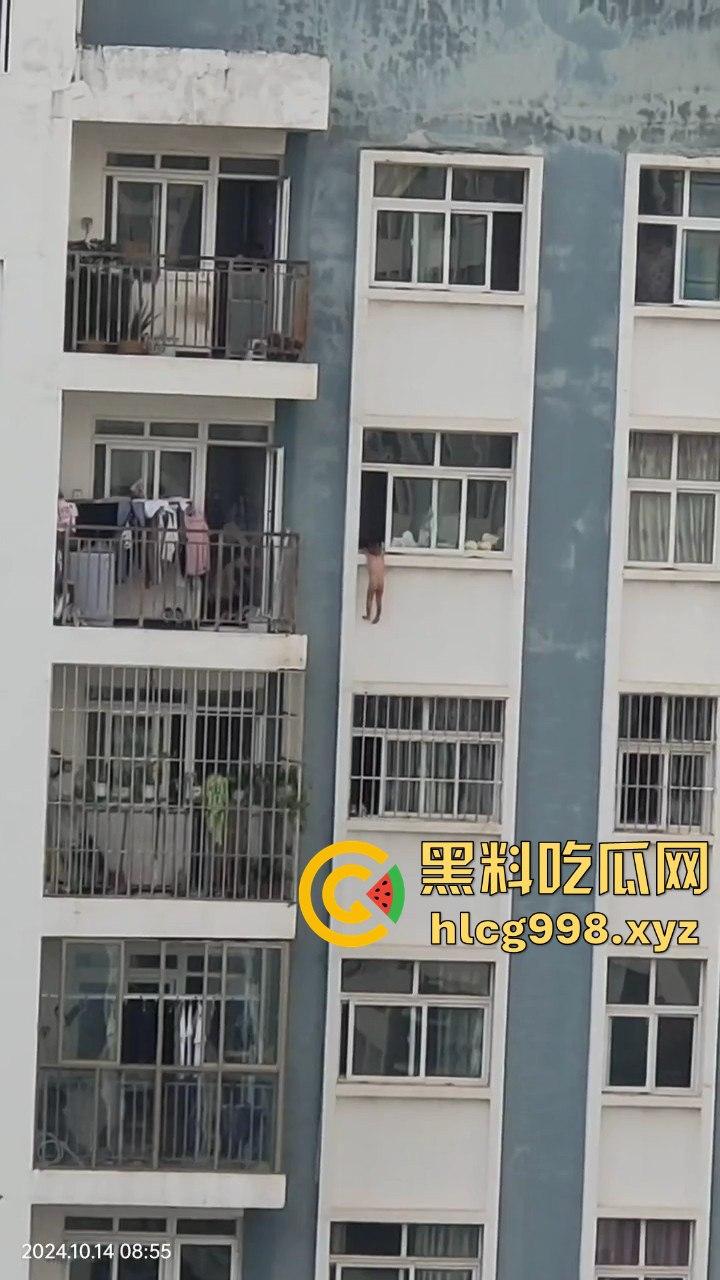 云南熊孩子坠窗命悬一线，吓得围观群众腿软，物业大哥成全场英雄！-6