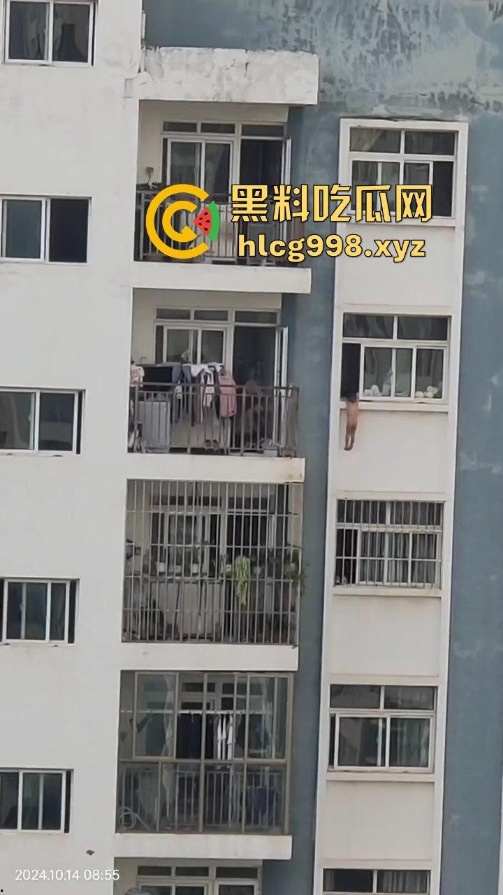 云南熊孩子坠窗命悬一线，吓得围观群众腿软，物业大哥成全场英雄！-7
