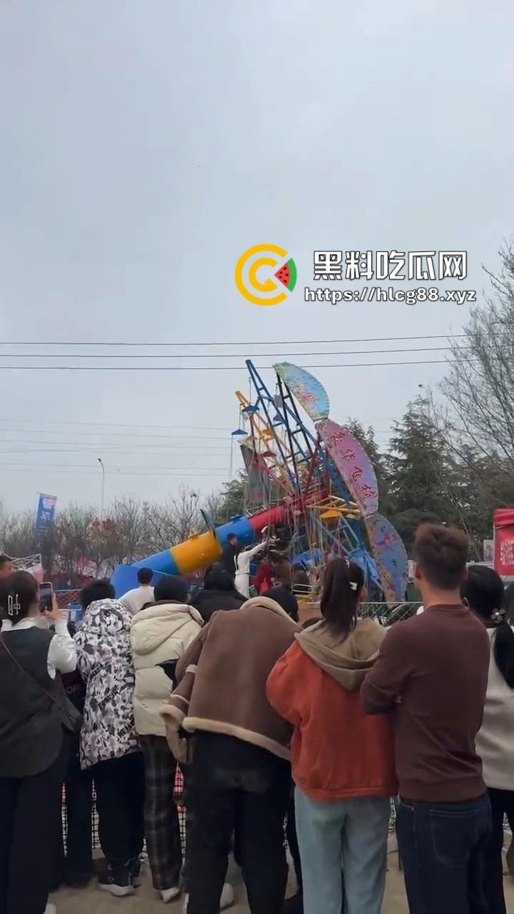 南阳镇平庙会惊现夺命飞椅,游乐设施突然倒塌 一人当场没了 两人重伤 飞椅变升天套餐了?-5