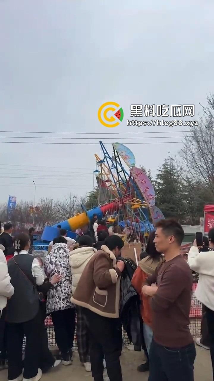 南阳镇平庙会惊现夺命飞椅,游乐设施突然倒塌 一人当场没了 两人重伤 飞椅变升天套餐了?-6