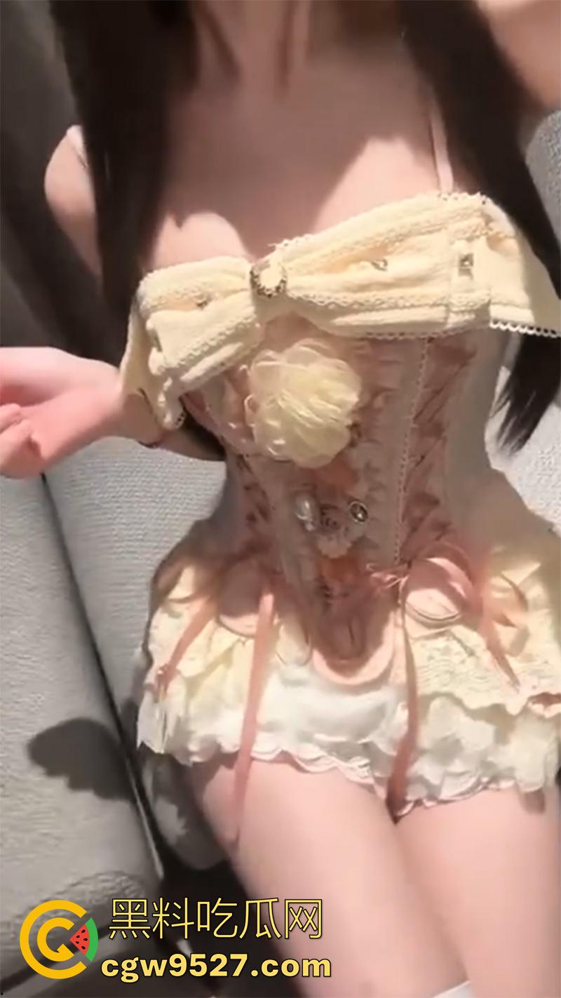 超性感百变萝莉少女，肌肤白嫩身材纤细修长，可御姐可萝莉极度反差，自拍裸露视频勾引大哥！-6