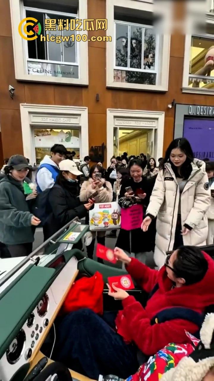 上海武康路成网红富人聚集地豪车炸街 现场派发红包引路过行人蜂拥争抢 打开竟是代金券？-3