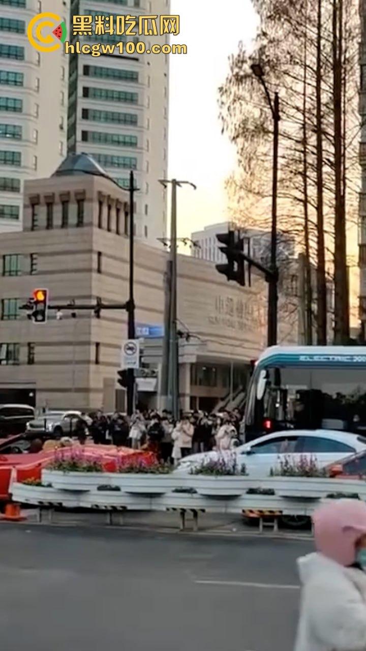 上海武康路成网红富人聚集地豪车炸街 现场派发红包引路过行人蜂拥争抢 打开竟是代金券？-5