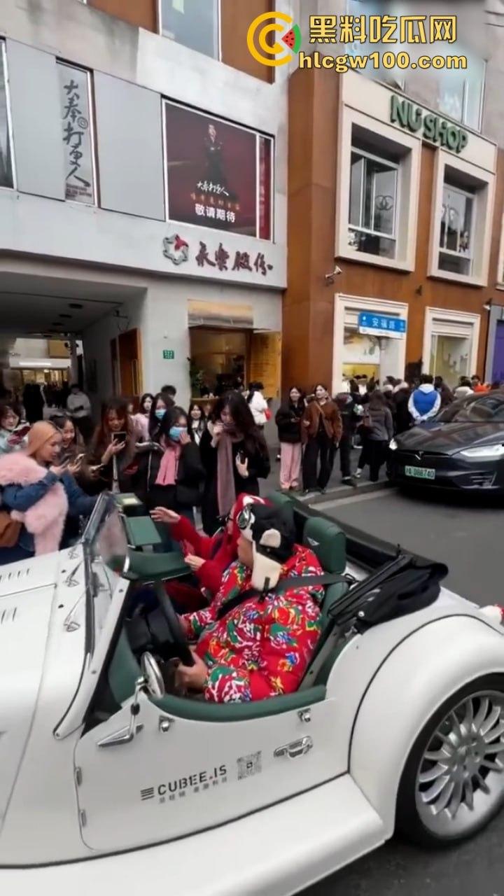 上海武康路成网红富人聚集地豪车炸街 现场派发红包引路过行人蜂拥争抢 打开竟是代金券？-6